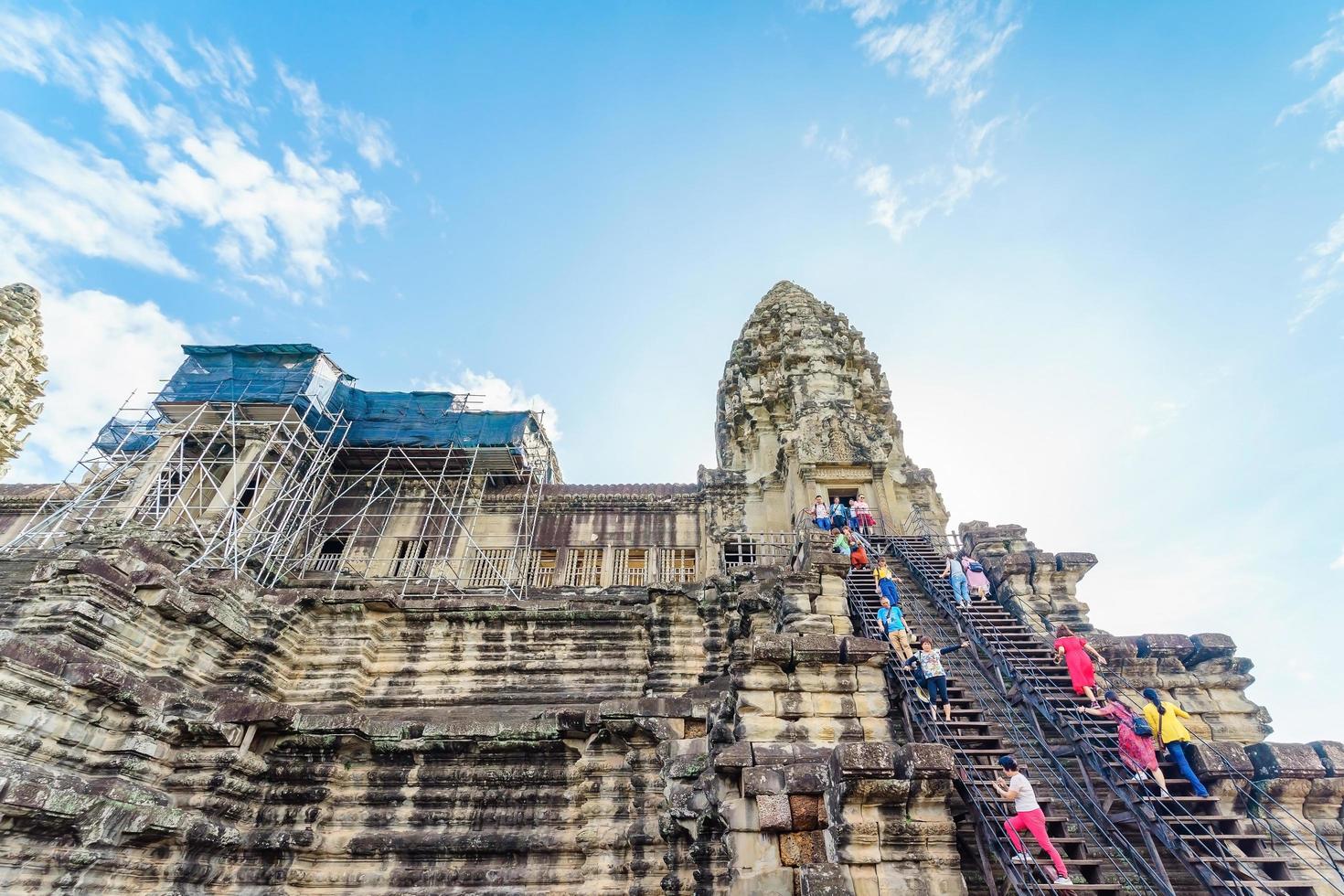 persone al tempio di angkor wat, siem reap, cambogia foto