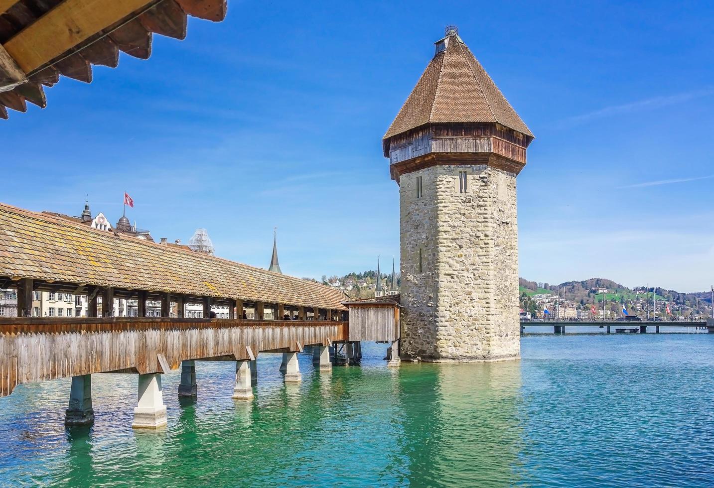 Il ponte della cappella e il lago di Lucerna a Lucerna, Svizzera foto