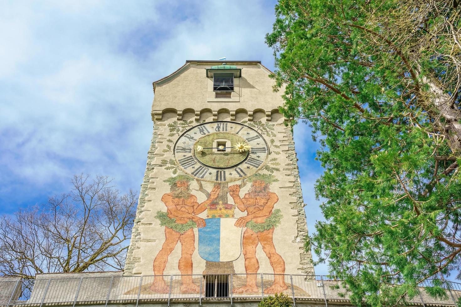 vecchio orologio da parete su zytturm a lucerna, svizzera foto