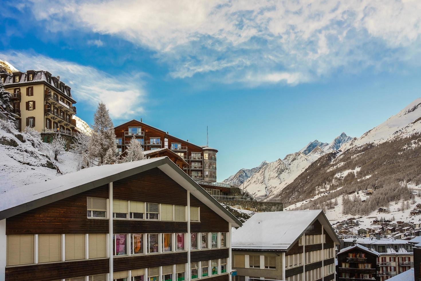 case di zermatt coperte di neve in svizzera foto