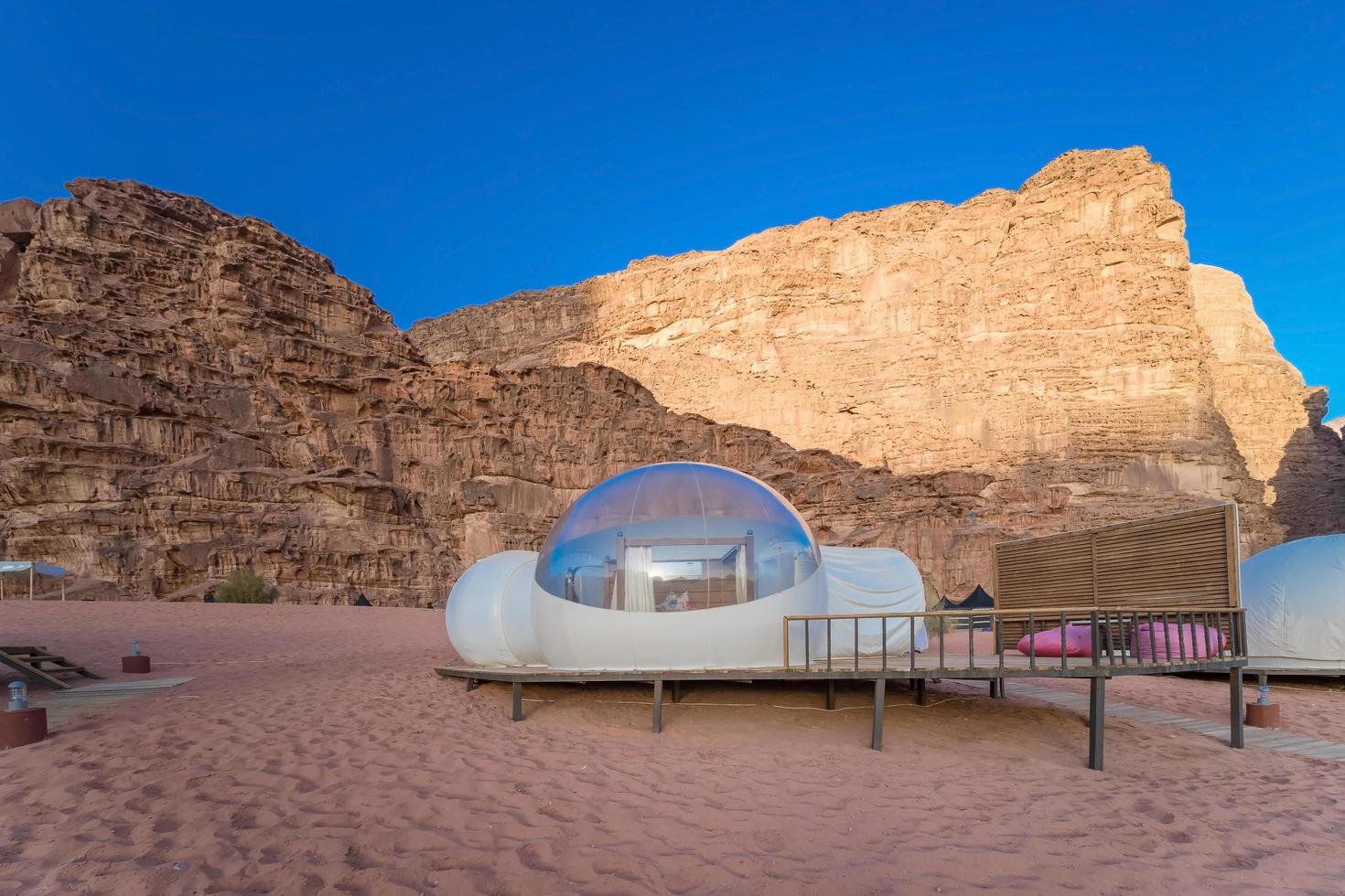 campeggio lungo le rocce a petra, wadi rum, giordania foto