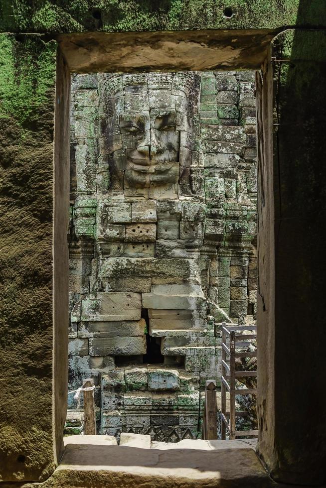 antiche facce di pietra del tempio bayon, angkor wat, siam reap, cambogia foto