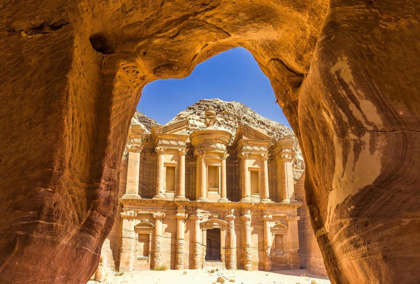 vista da una grotta di ad deir, monastero nell'antica città di petra, giordania foto