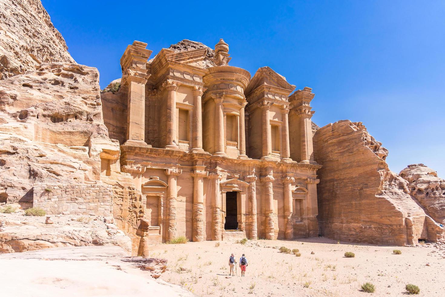 famosa facciata dell'ad deir nell'antica città di petra, in giordania foto