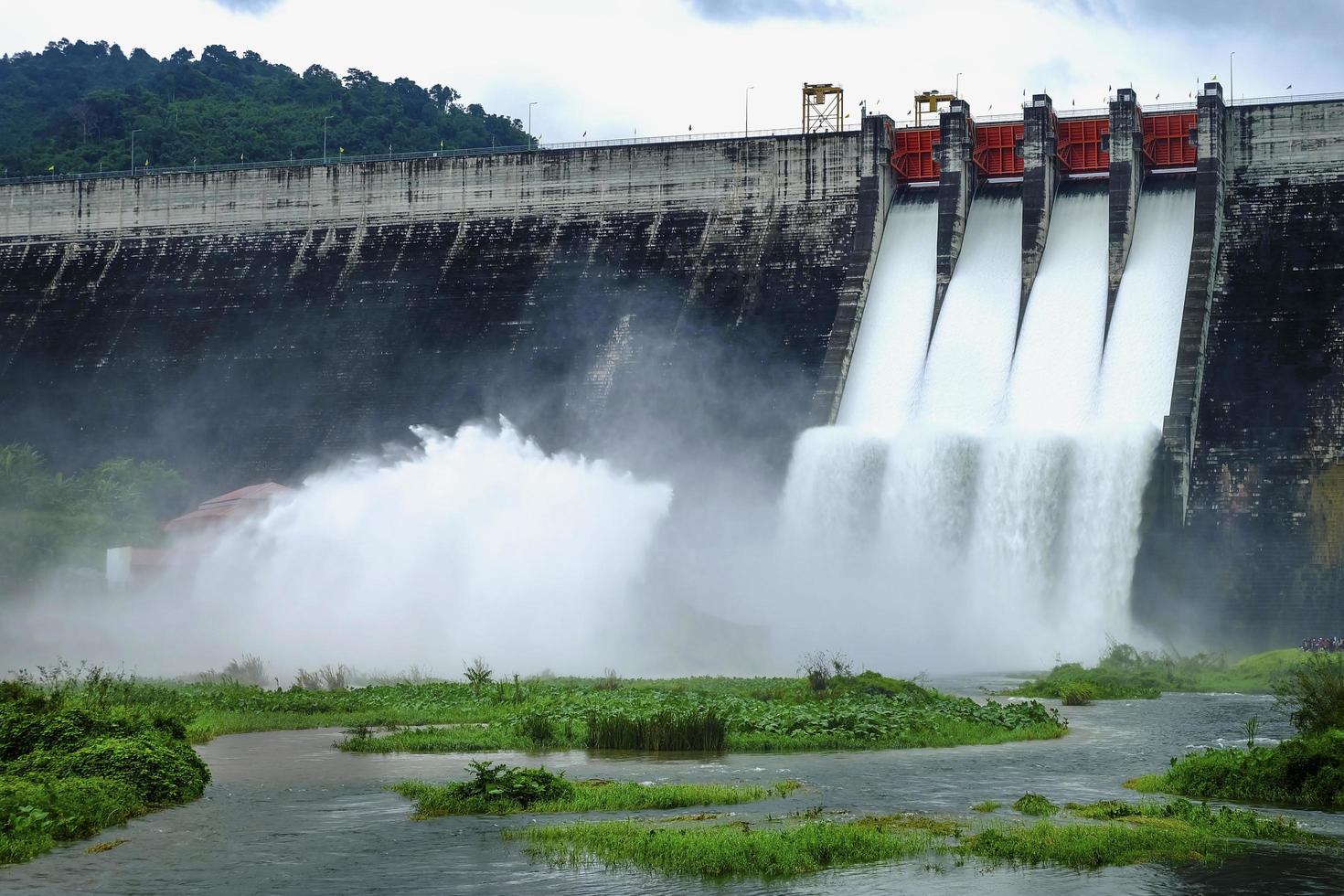 paesaggio di diga pubblicazione acqua straripamento foto