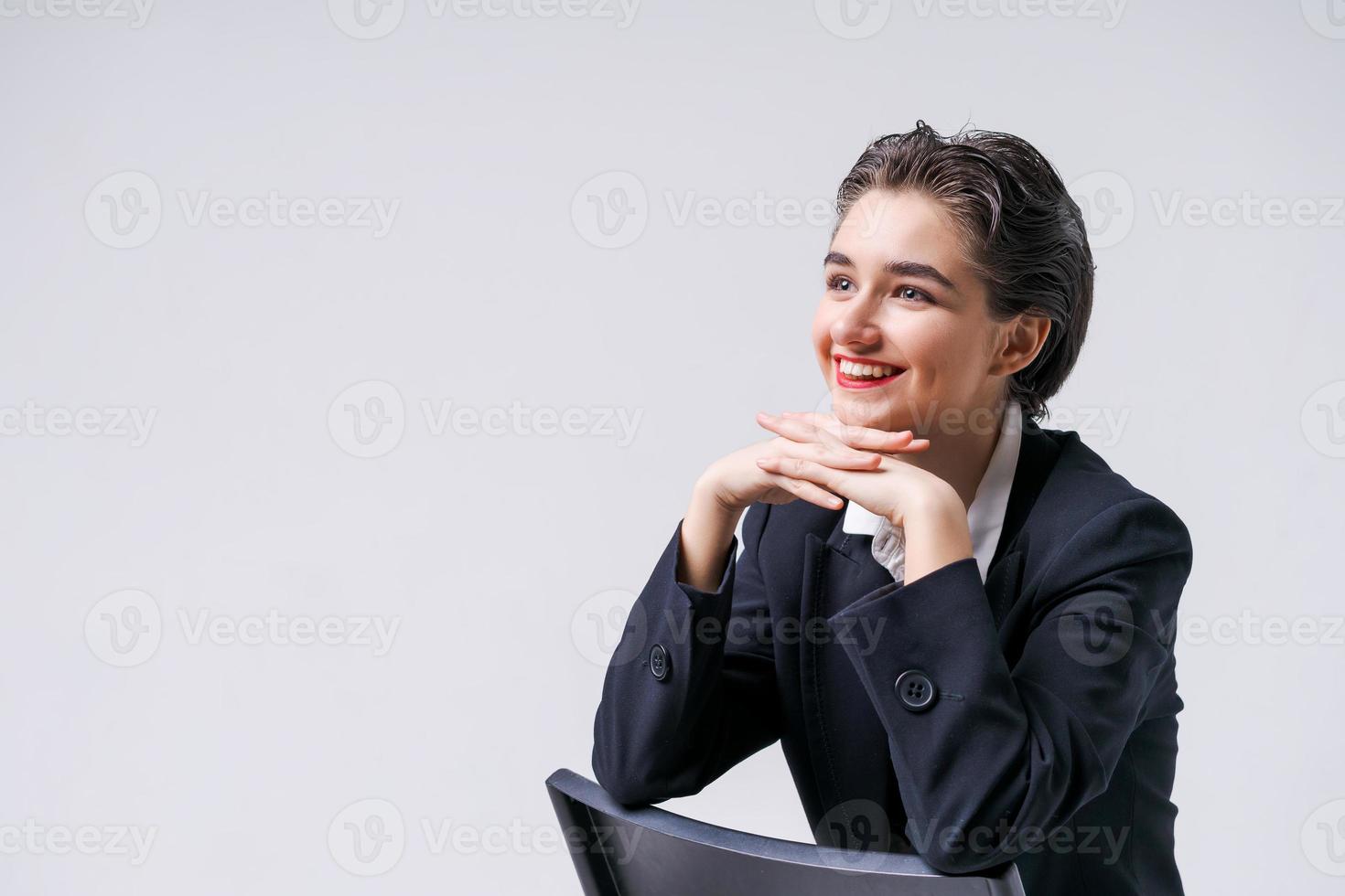 vicino su ritratto giovane attività commerciale donna chi sembra contento e fiducioso. Sorridi foto