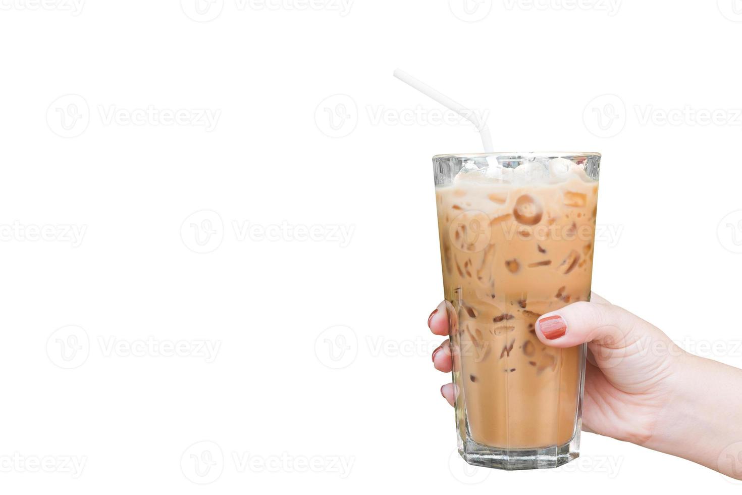 mano donna Tenere il bicchiere ghiacciato caffè isolato su bianca sfondo, ghiacciato latte macchiato caffè foto