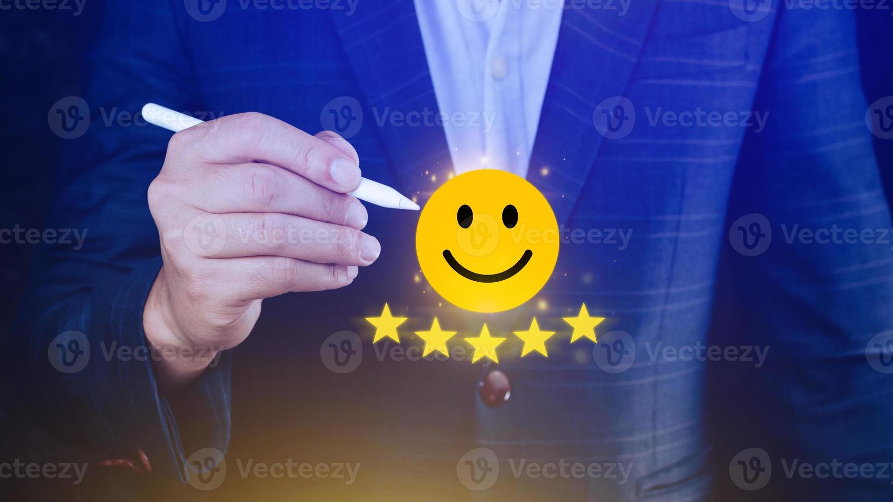 cliente Servizi migliore eccellente attività commerciale valutazione Esperienza, positivo revisione e feedback, soddisfazione sondaggio concetto. mano di un' uomo d'affari mostrare contento Sorridi viso con cinque stella. foto