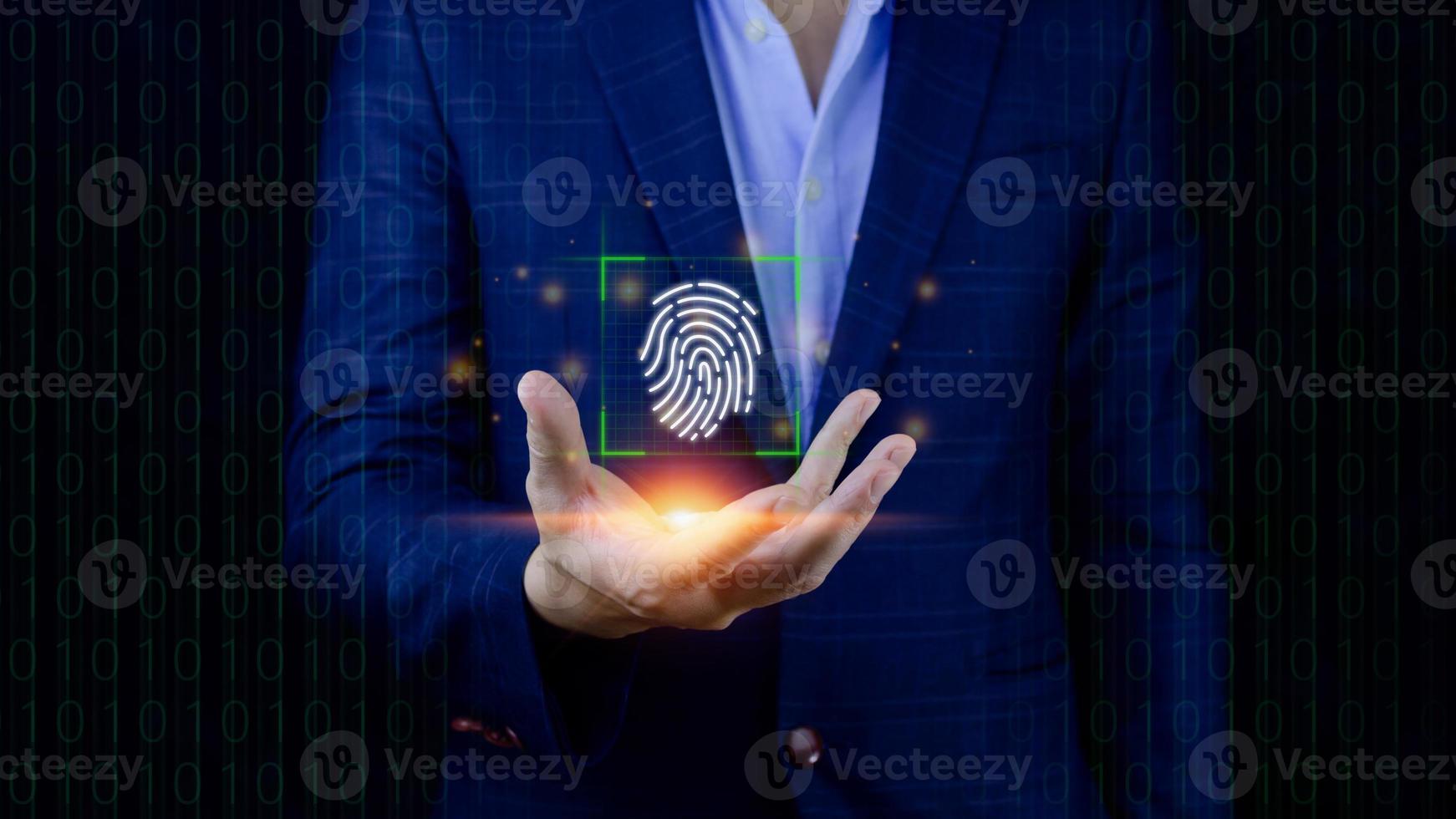 uomo d'affari utilizzando mostrando lettura impronta digitale, biometrico identità e autorizzazione futuristico concetto di parola d'ordine sicurezza e controllo attraverso impronta digitale nel futuro. foto