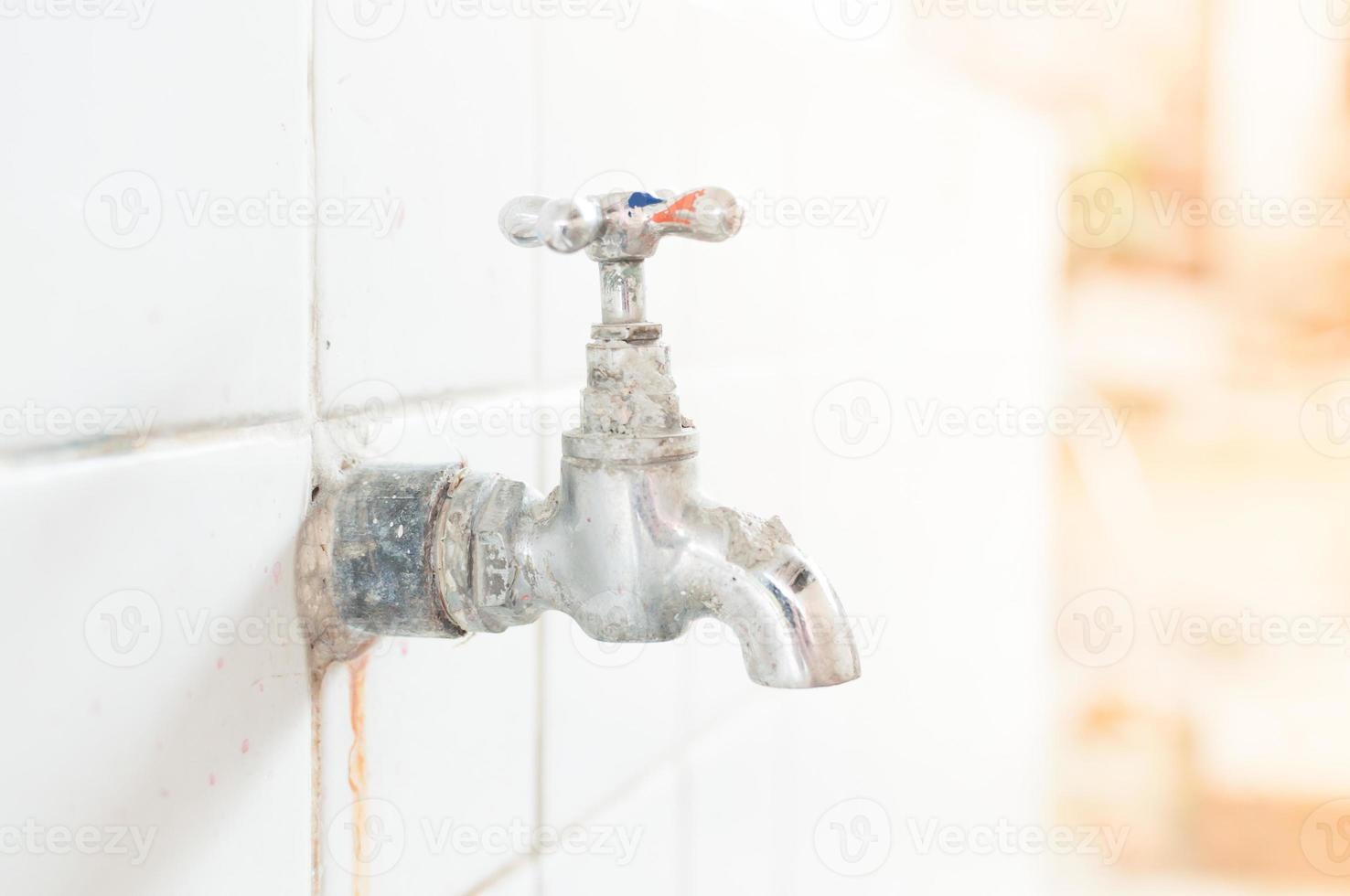 vecchio arrugginito acqua rubinetto nel scuola, vecchio acqua rubinetto nel il Aperto e acqua gocce foto