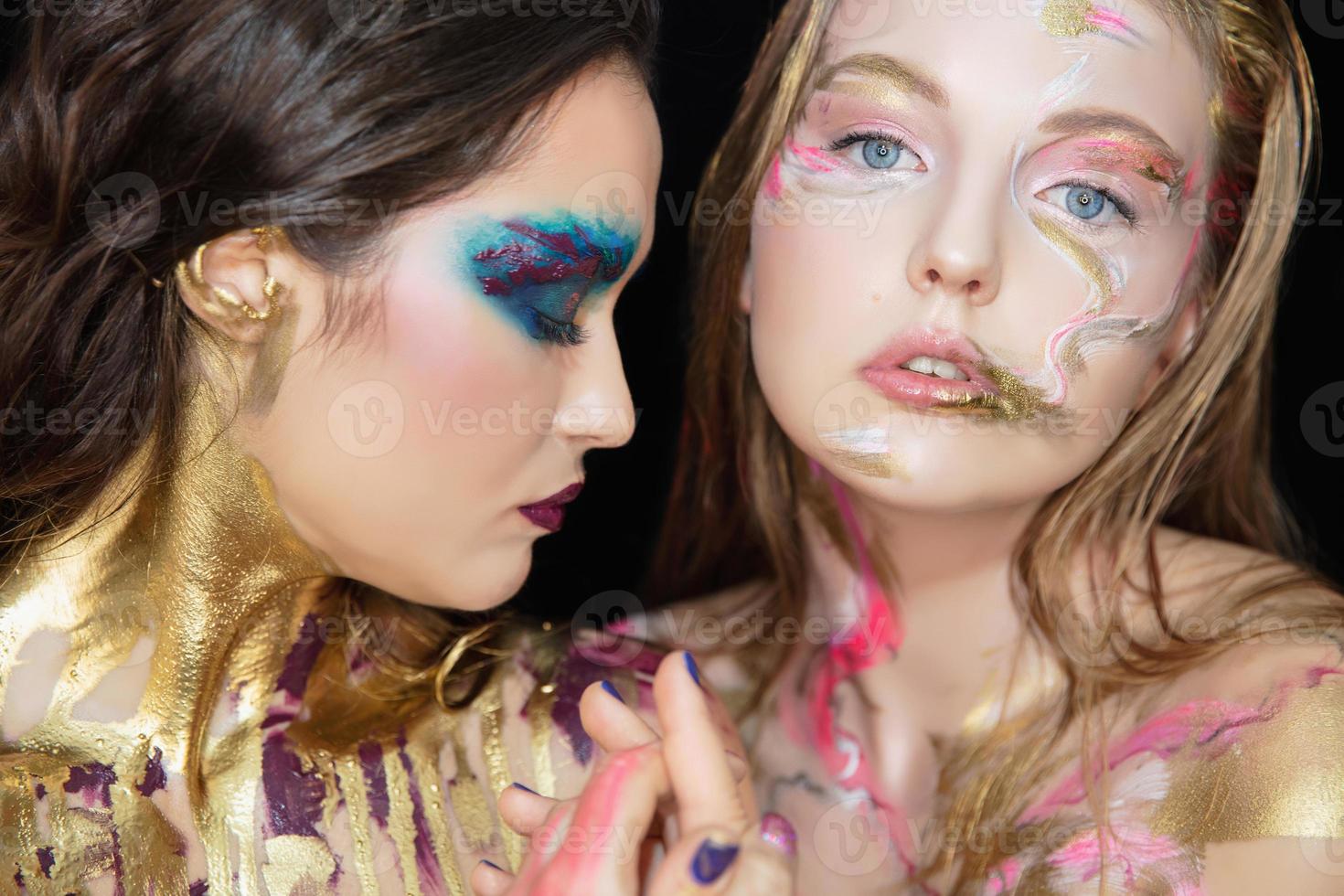 Due bellissimo giovane donne con creativo trucco foto