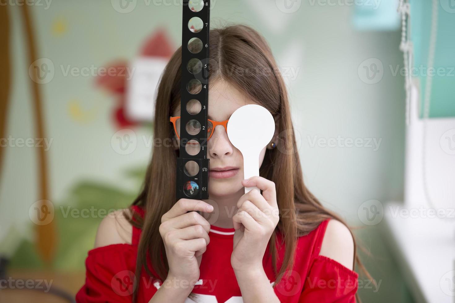 un' poco ragazza con visivo menomazione è essere trattato. foto