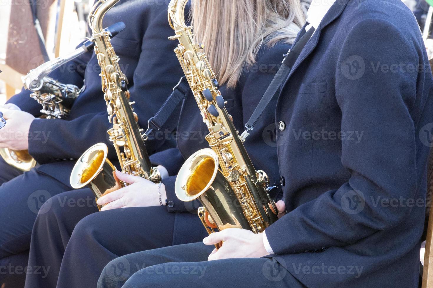 sassofoni nel il mani di musicisti. foto