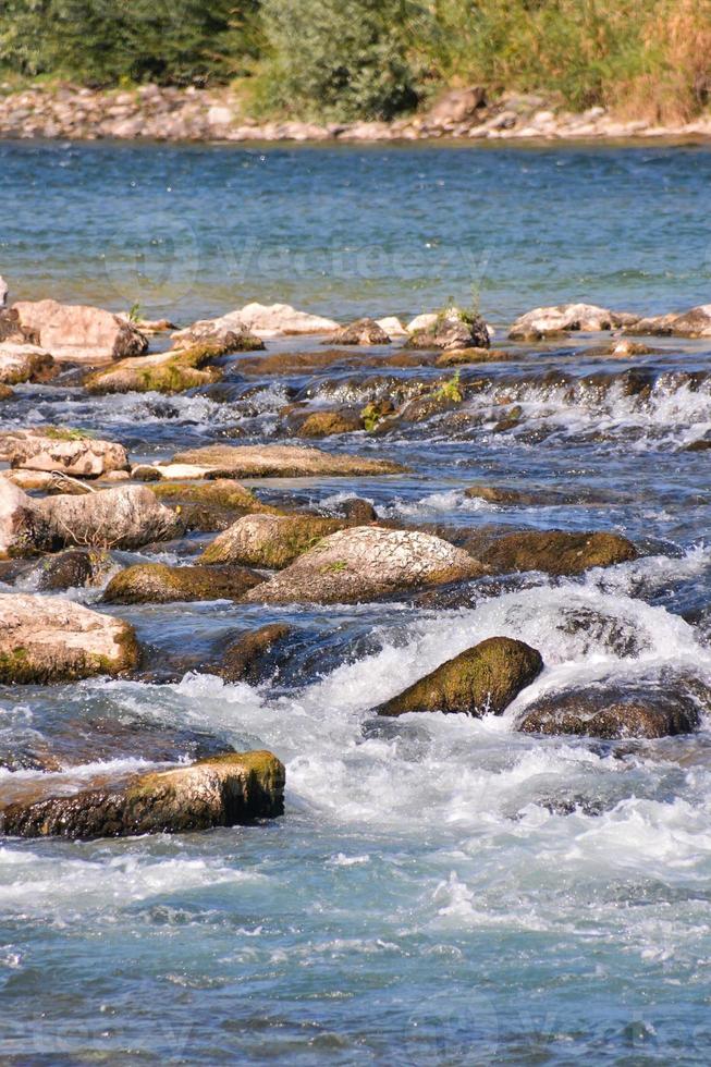 rocce nel il fiume foto