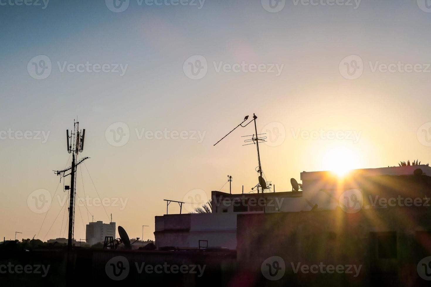 tramonto al di sopra di il case foto