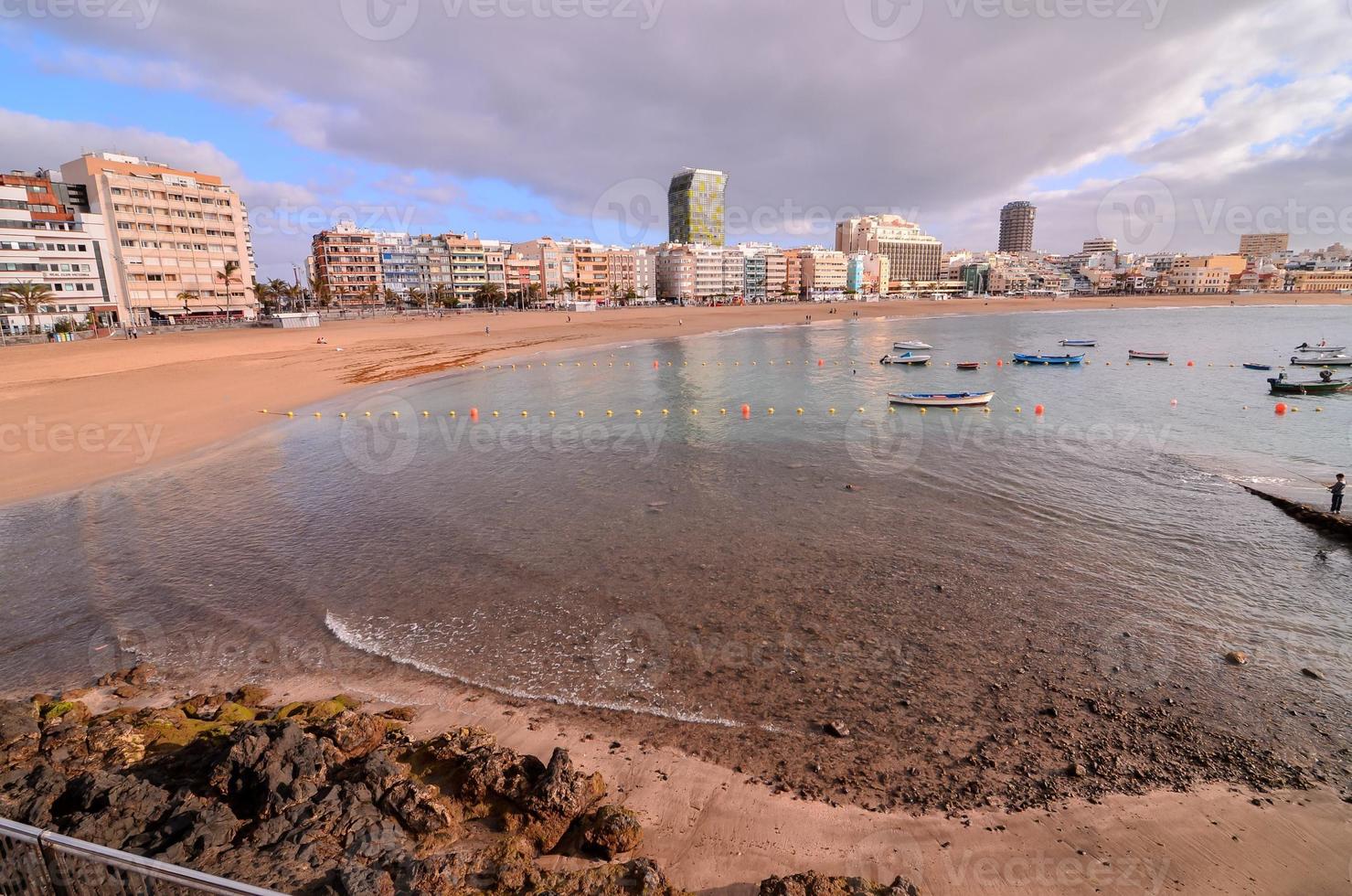 città in riva al mare foto