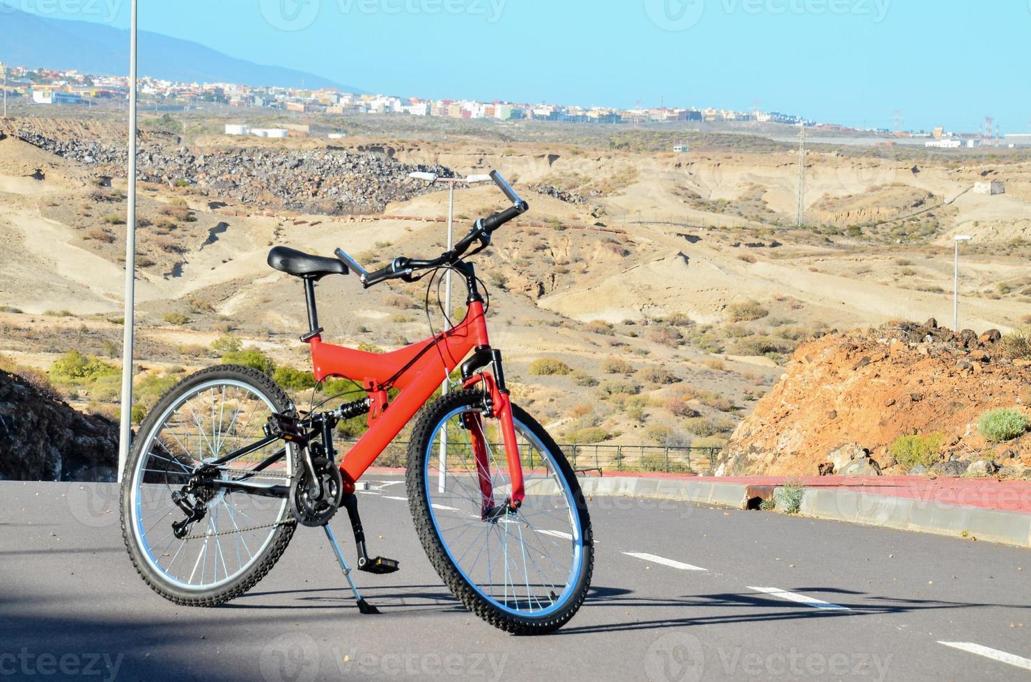 bicicletta su strada foto