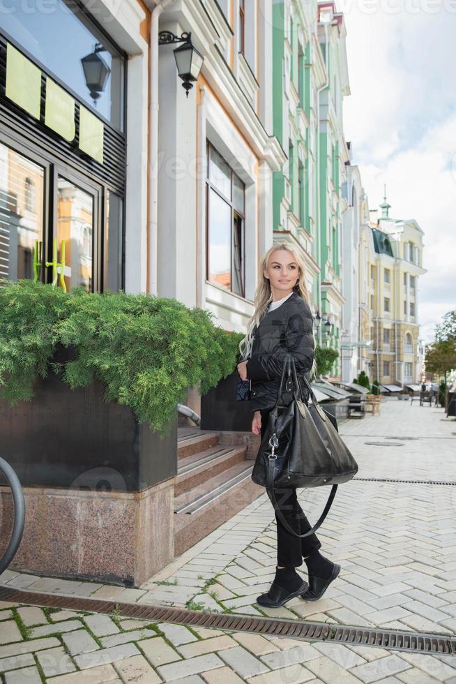 bellissimo donna con un' Borsa nel mani foto