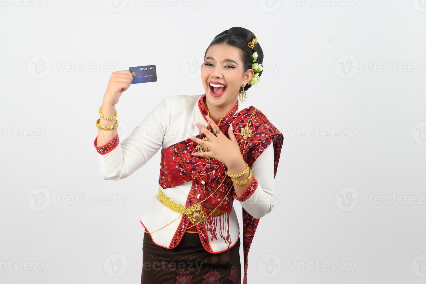 giovane bellissimo donna nel nord-est vestito mostrare credito carta posizione foto