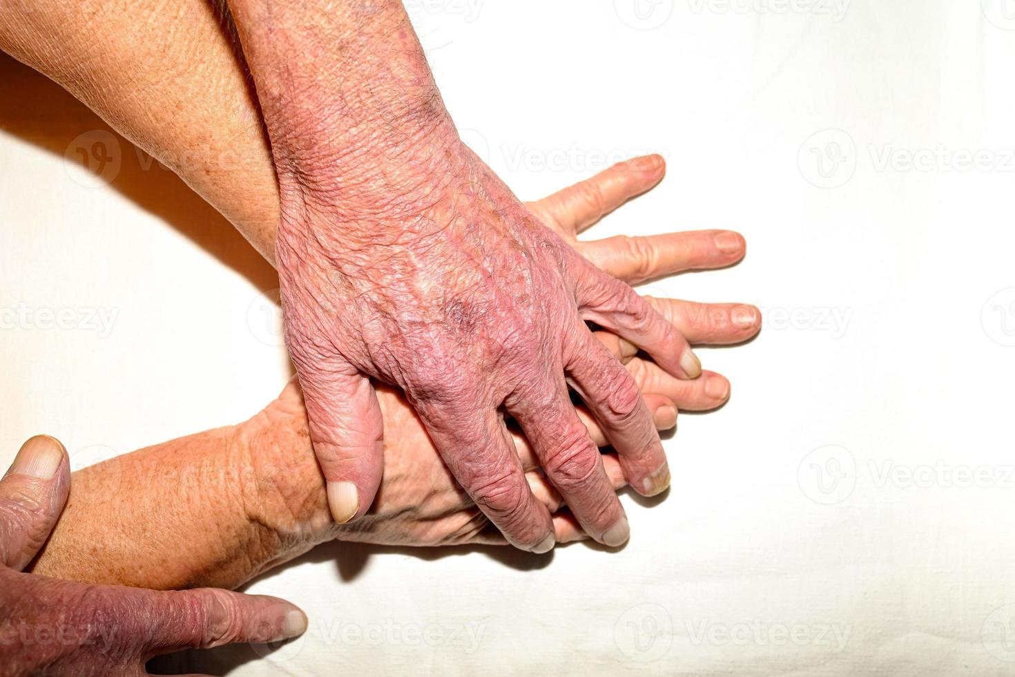 il mani di bambini e il anziano. un' giovane ragazza Tenere sua del nonno mano nel il Ospedale. foto