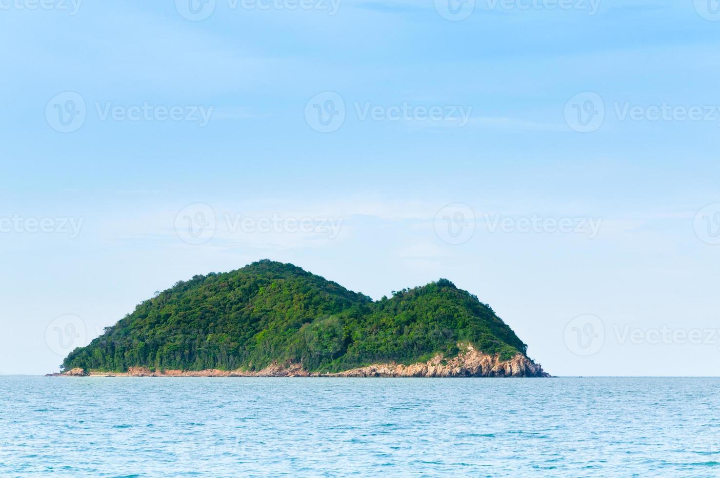 verde isola e mare natura paesaggio nel songkhla thailandia, natura e nessuno deserto isola foto