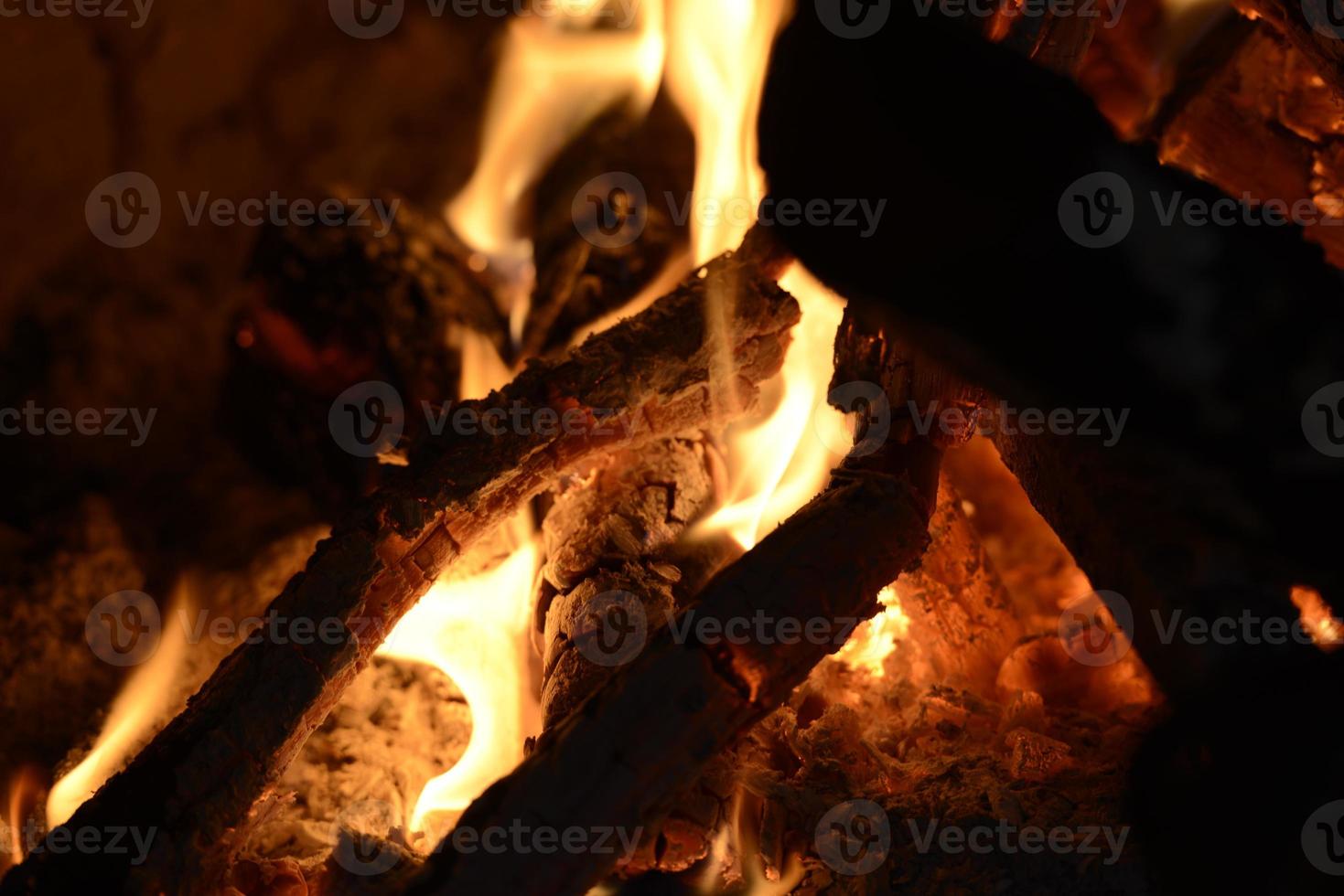 fiamme su sfondo nero foto