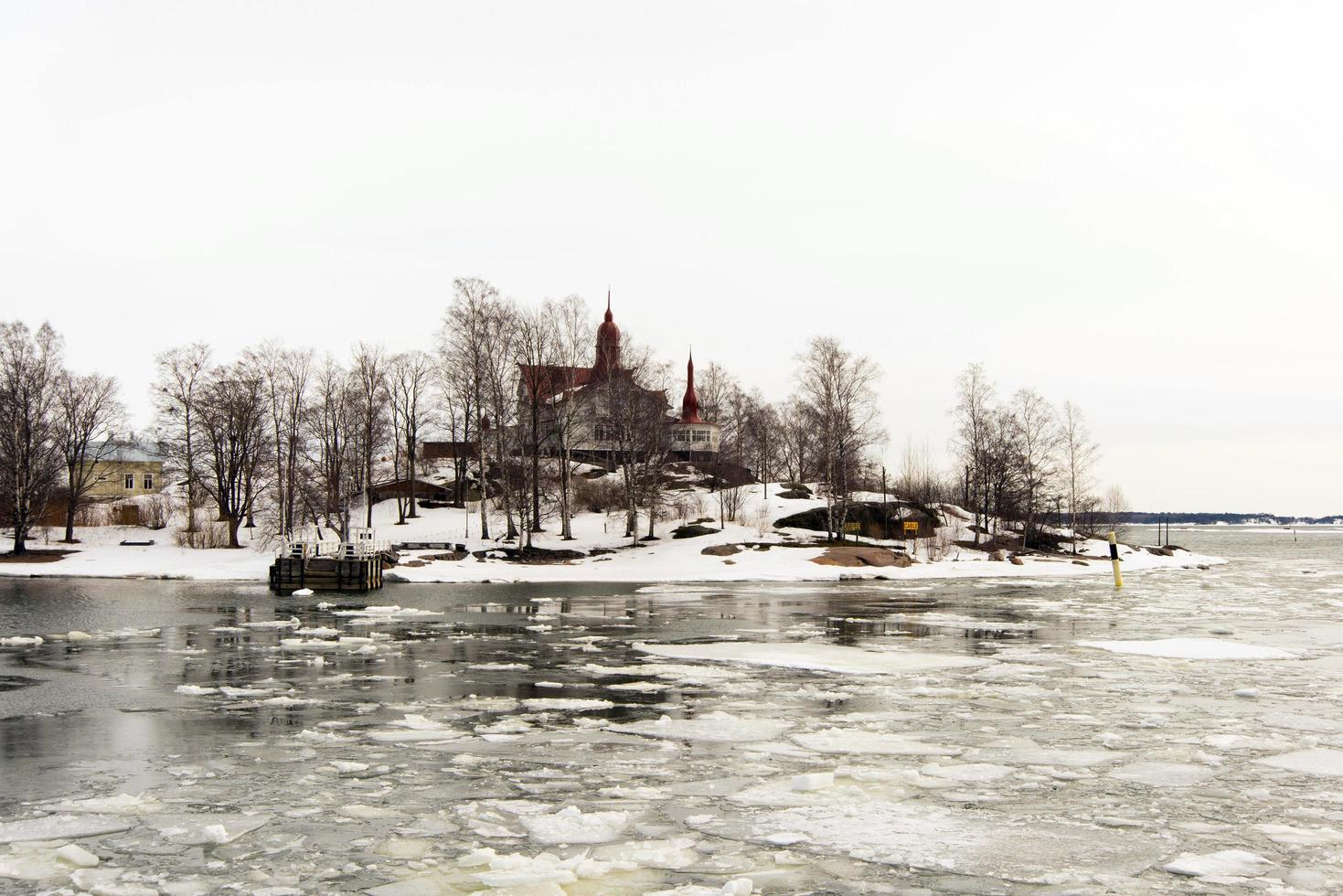 nevicato isola a Helsinki costa con un' bellissimo Casa foto