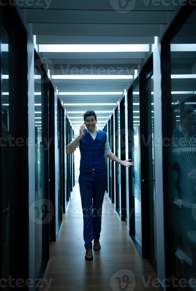 attività commerciale uomo nel il corridoio di il conferenza camera, parlando per un assistente su il Telefono per Chiedi per alcuni particolari. foto