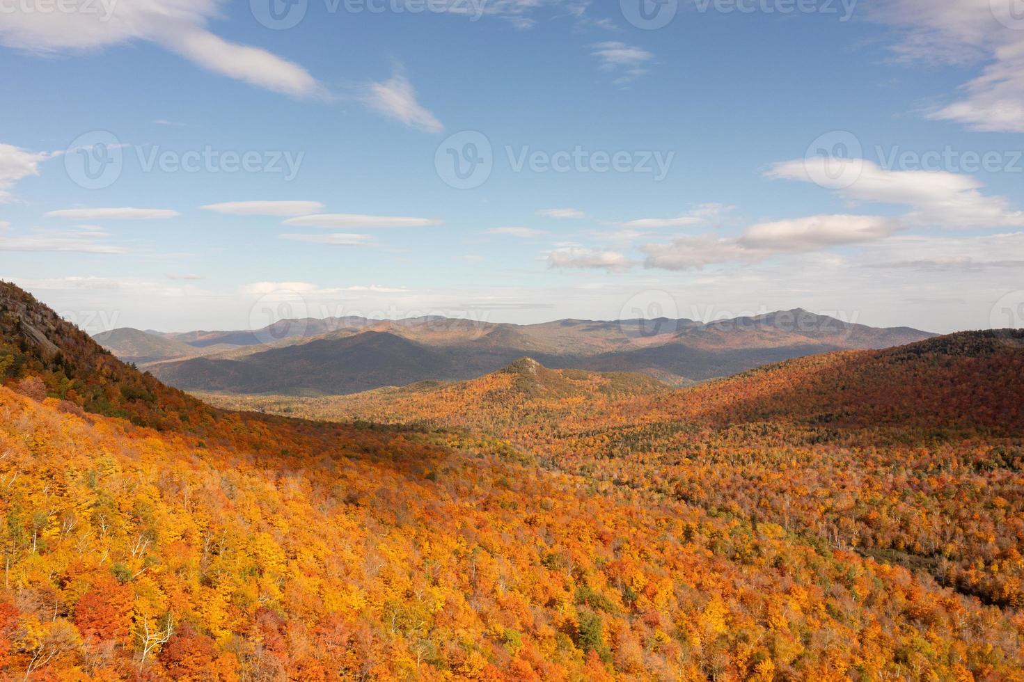 picco autunno fogliame nel acuto, nuovo York di cascata lago. foto