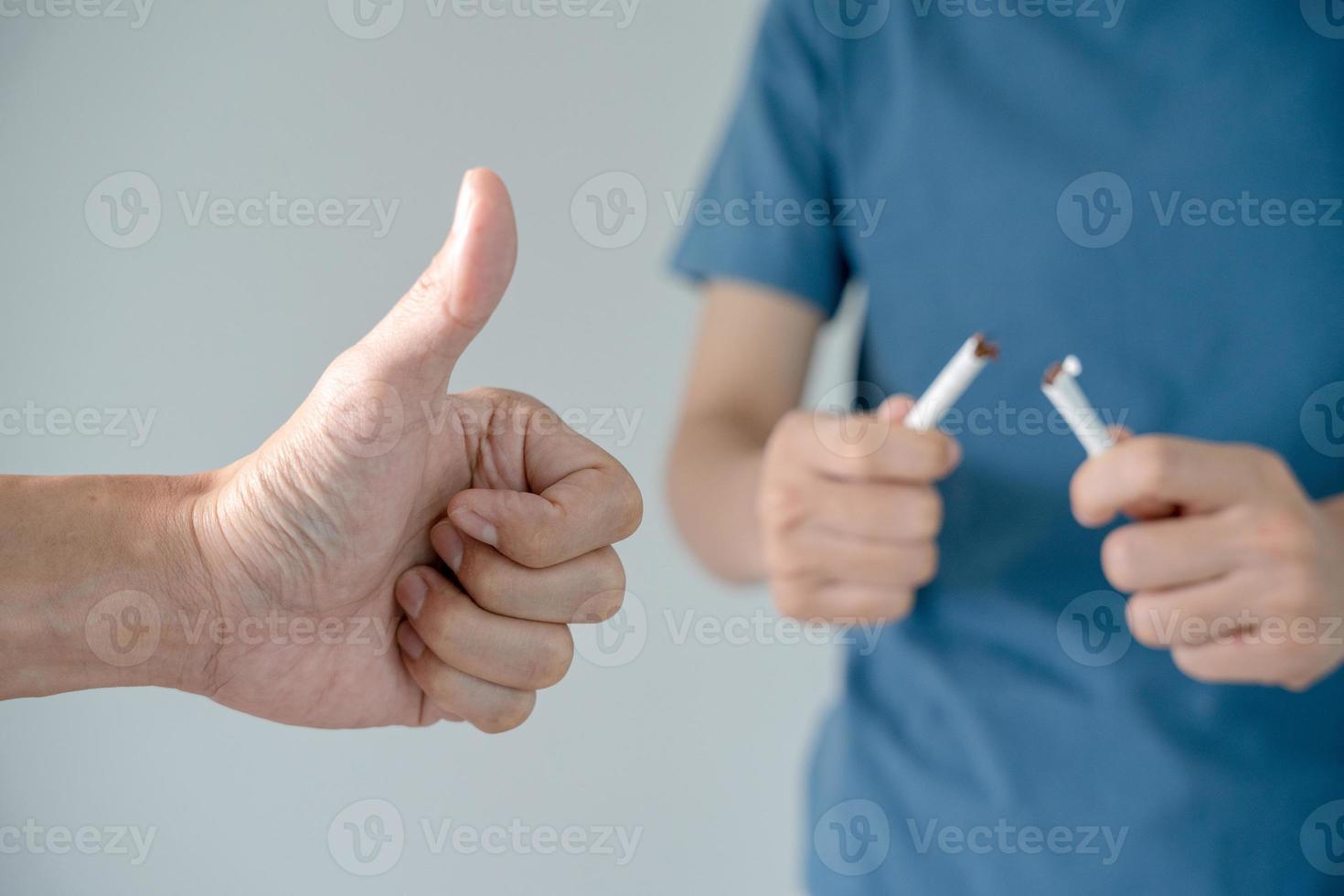 no fumare. uomo fermare Fumo, rifiutare, rifiutare, distruggere, distruggere sigaretta, dire no. smettere fumo per Salute. mondo tabacco giorno. droghe, polmone cancro, respiratorio, polmonare patologia, narcotico, nicotina foto