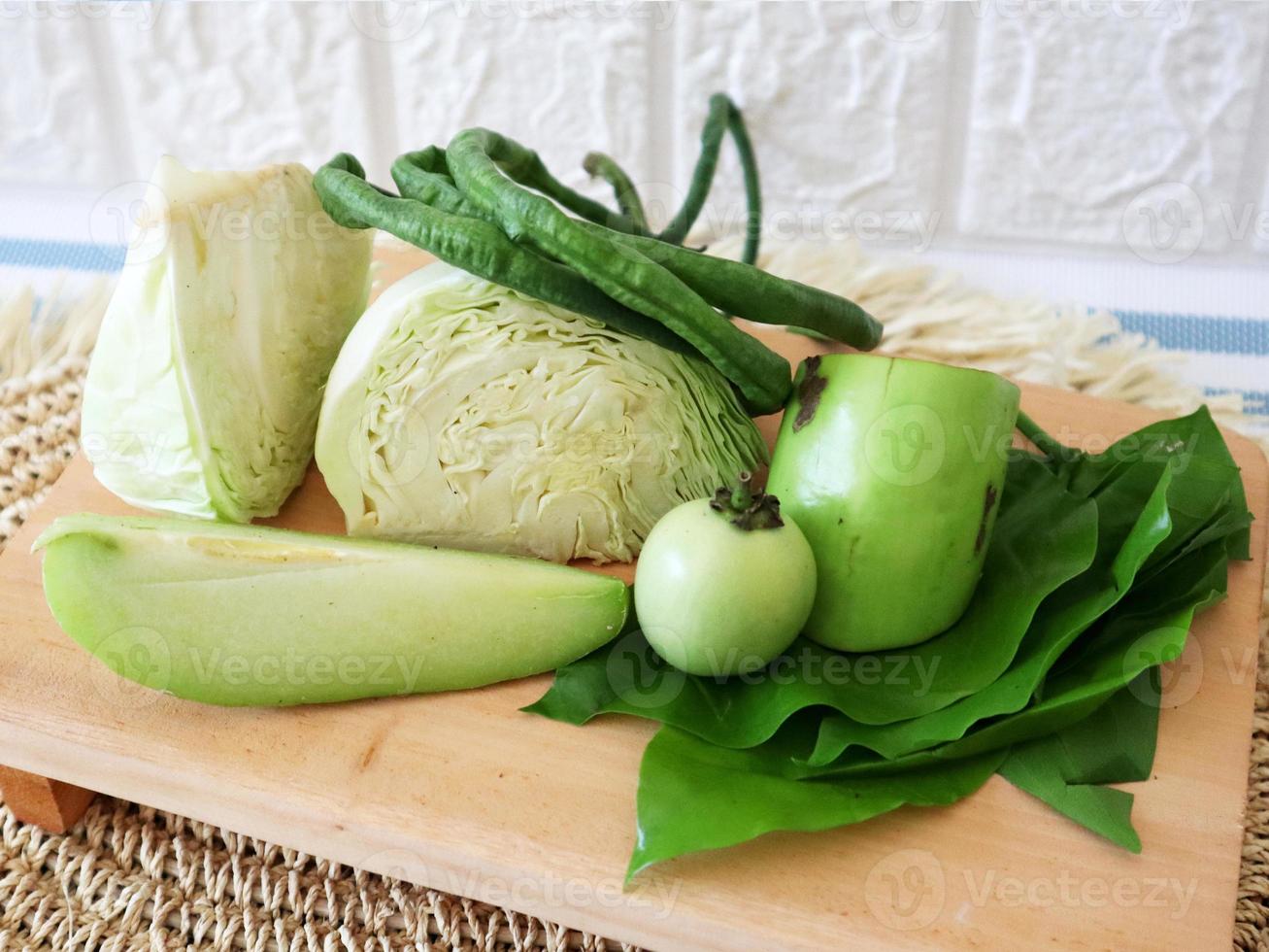 alcuni cibo ingredienti su un' taglio tavola pronto per essere cucinato foto