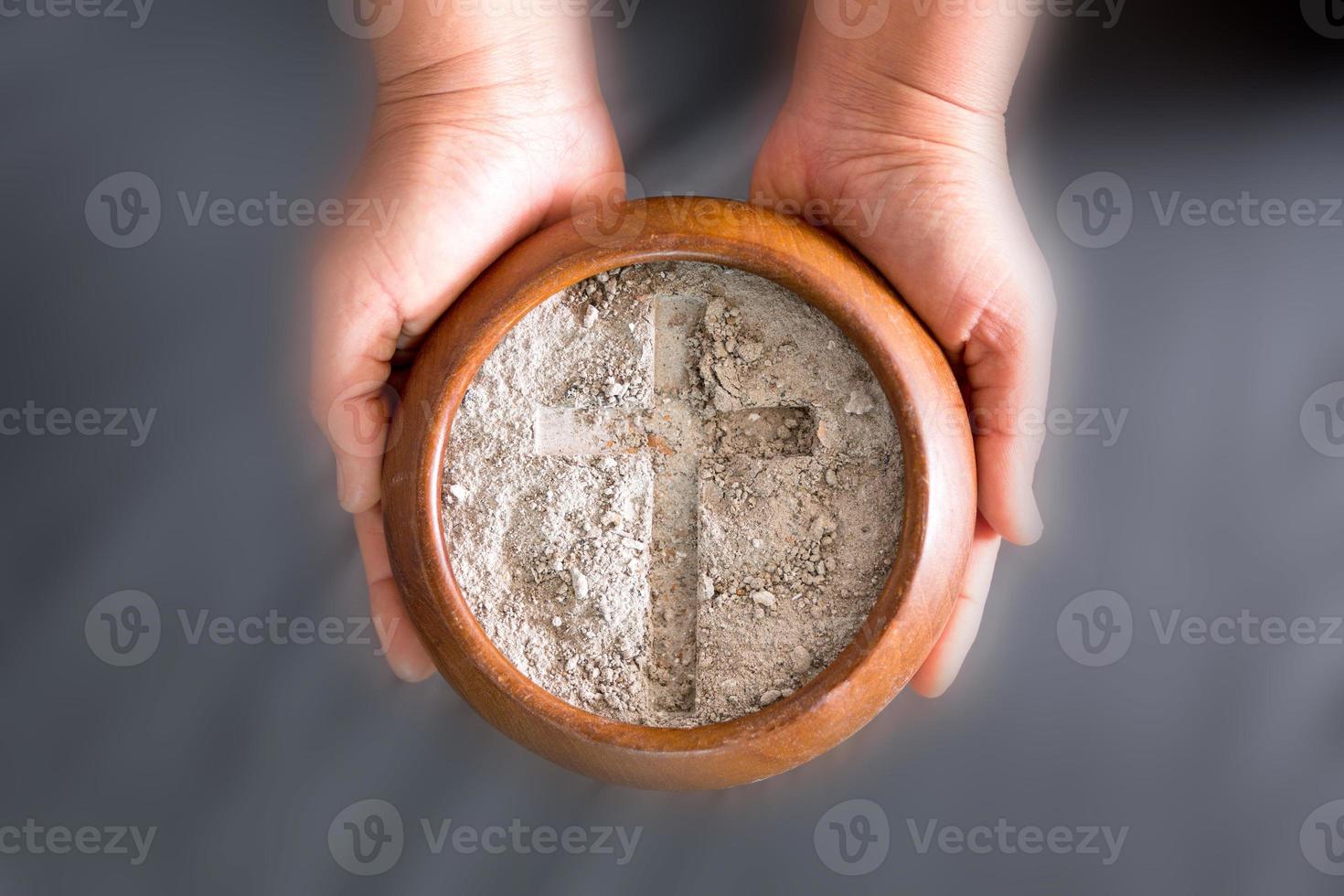 cenere nel mano siamo preparato per cristiano Festival di apostoli. polvere simbolo di religione, sacrificio, redenzione, Gesù Cristo, cenere mercoledì, Prestato, bene venerdì, Pasqua con Chiesa è devoto per digiuno foto