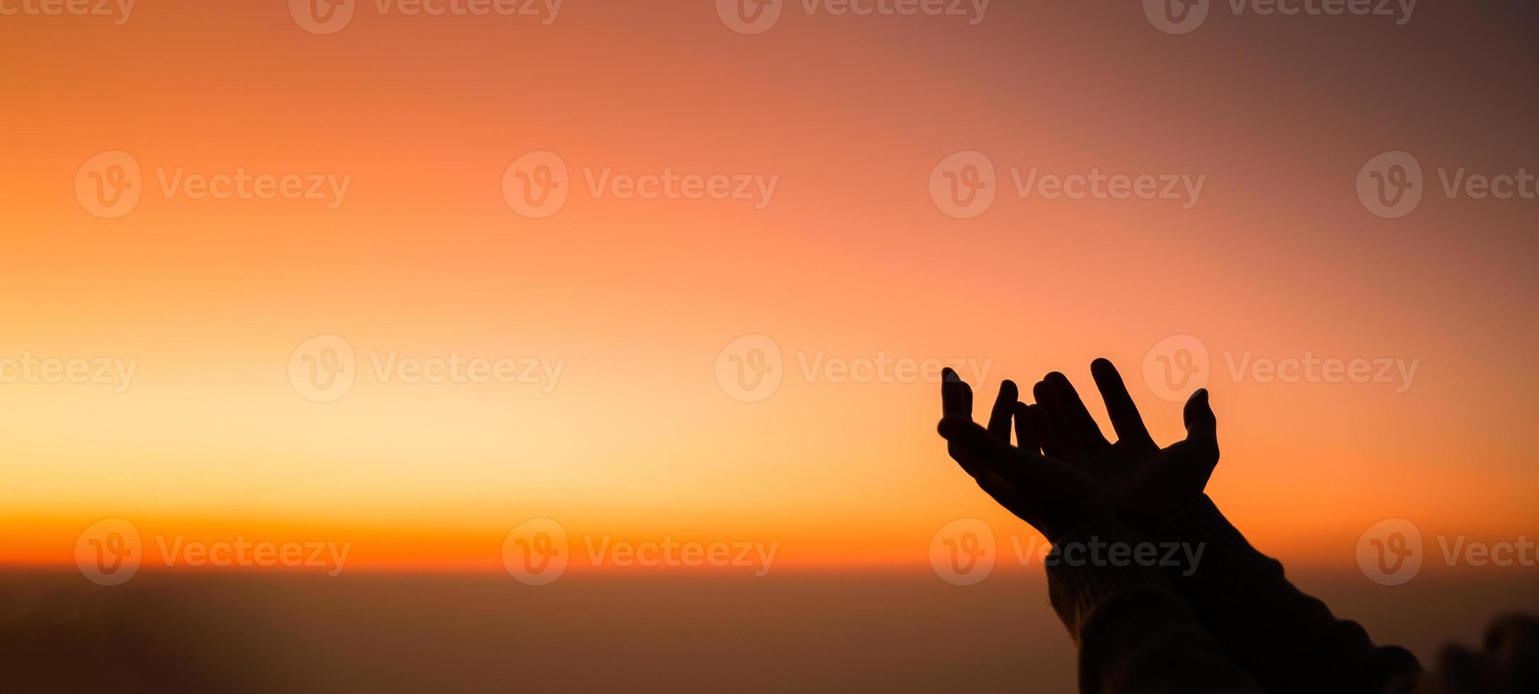 silhouette di donna mano preghiere spiritualità e religione, femmina culto per Dio. bandiera con copia spazio. religioso persone siamo umile per Dio. cristiani avere speranza fede e fede nel Dio. foto