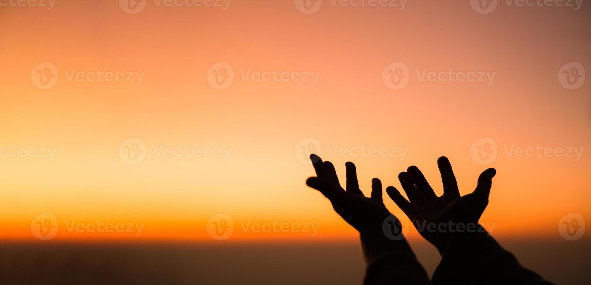 silhouette di donna mano preghiere spiritualità e religione, femmina culto per Dio. bandiera con copia spazio. religioso persone siamo umile per Dio. cristiani avere speranza fede e fede nel Dio. foto