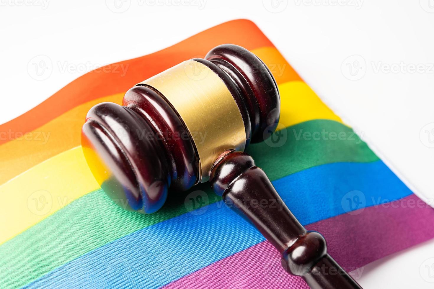martelletto per avvocato giudice sulla bandiera arcobaleno, simbolo del mese dell'orgoglio lgbt celebra annualmente a giugno sociale di gay, lesbiche, bisessuali, transgender, diritti umani. foto