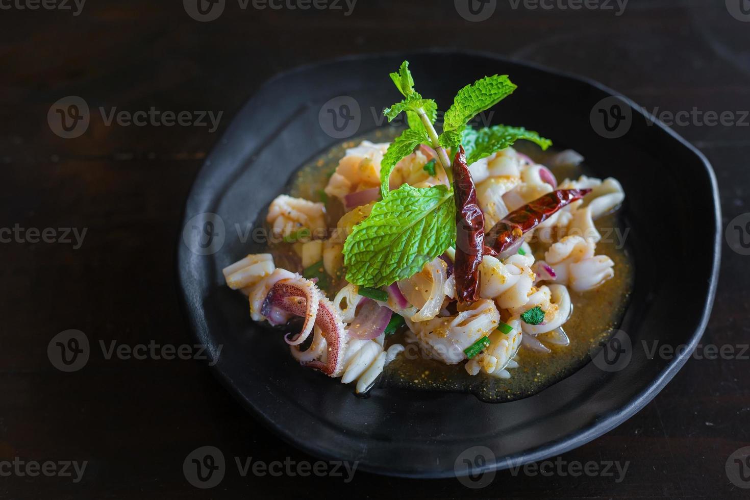 larb plaek è piatto a partire dal nord-est di Tailandia quello gusti delizioso con equilibrio fra piccante, salato e acido. esso è comunemente mangiato. il principale ingredienti siamo calamaro, scalogno, arrostito Riso, menta le foglie. foto