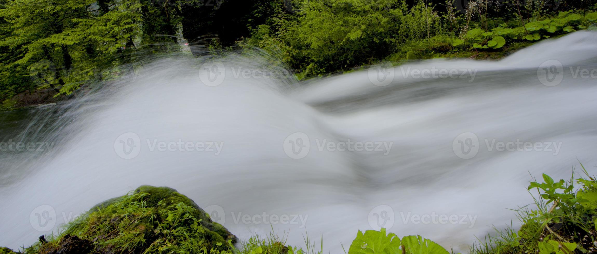 un' cascata dettaglio foto