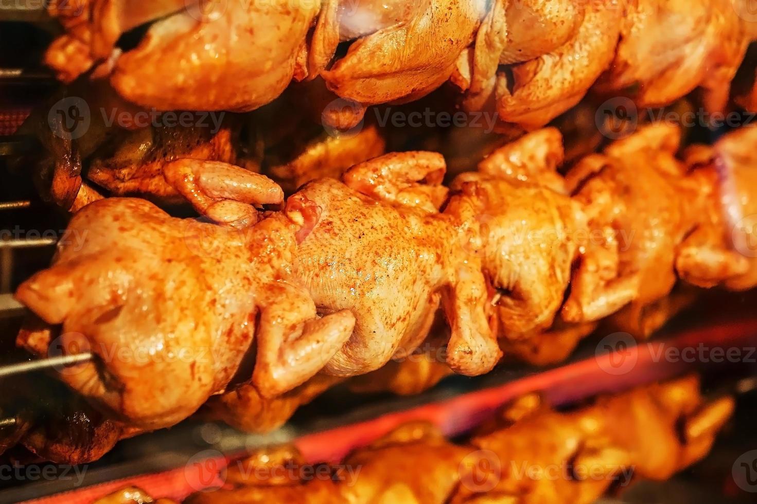 fritte pollo su un' sputare nel un elettrico griglia forno. foto