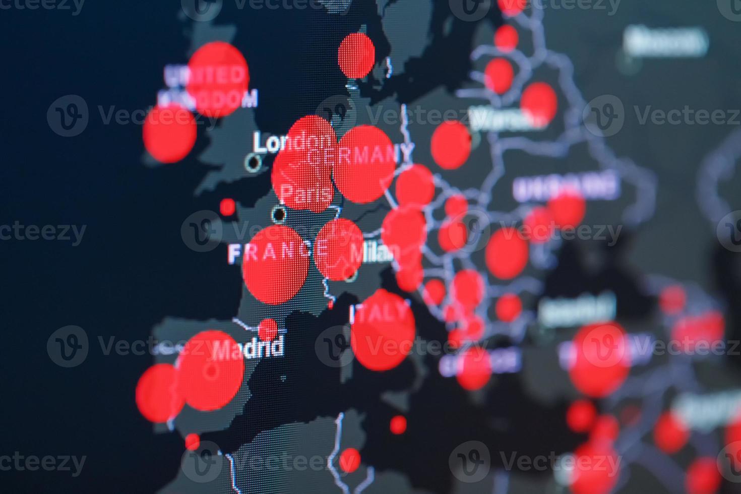 covid-19 coronavirus pandemia su il carta geografica di Europa con rosso puntini di infezione centri. foto