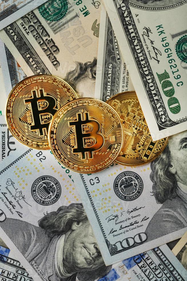 bitcoin oro monete su noi dollaro fatture. foto