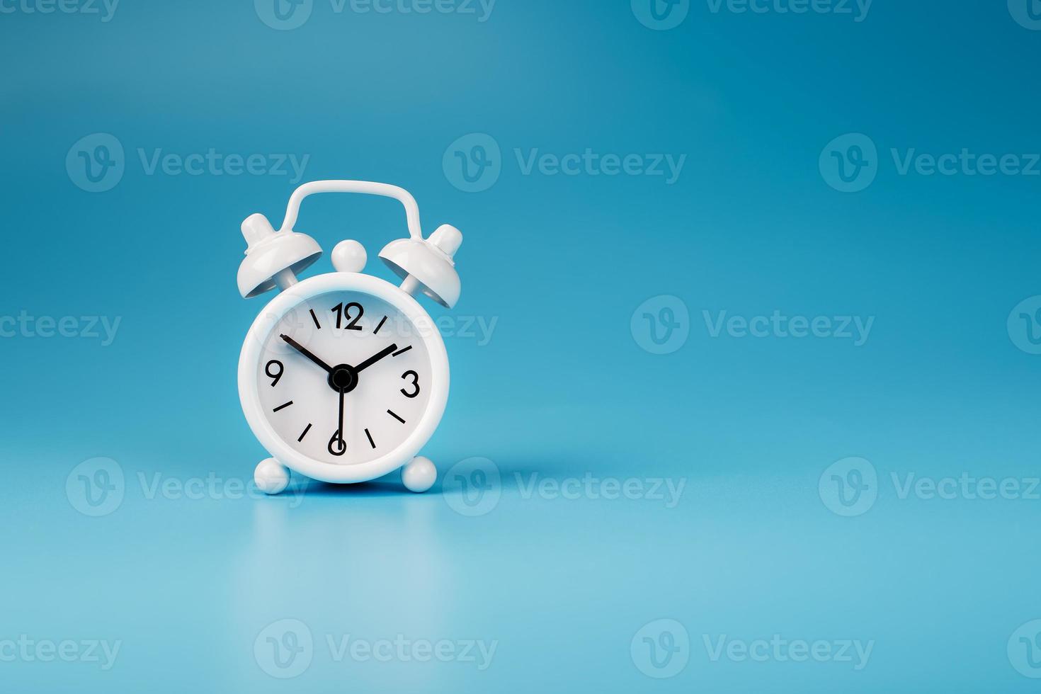 allarme orologio bianca su un' blu sfondo 13-50. concetto di tempo con gratuito spazio per testo. foto