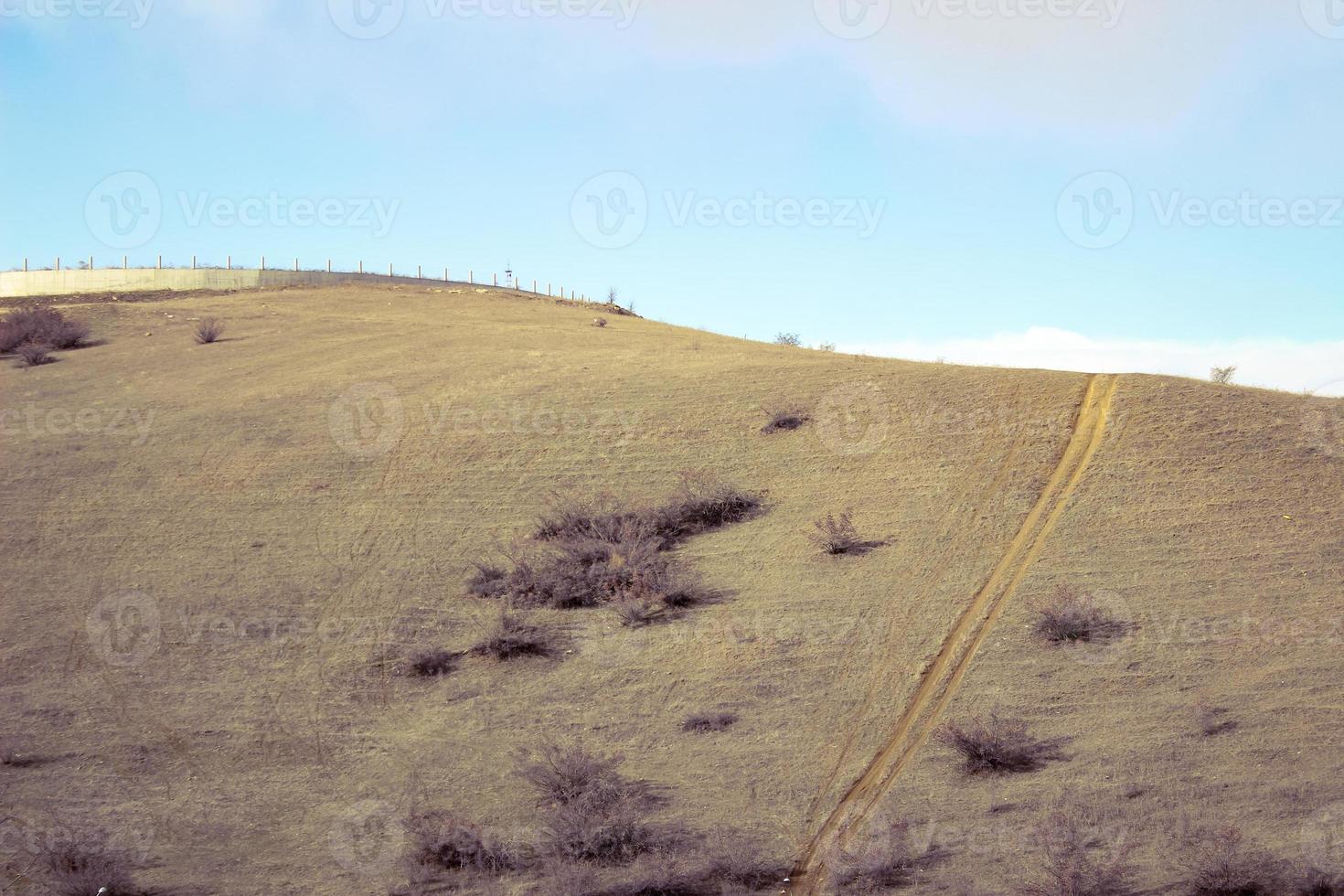 strada al di sopra di il collina. foto