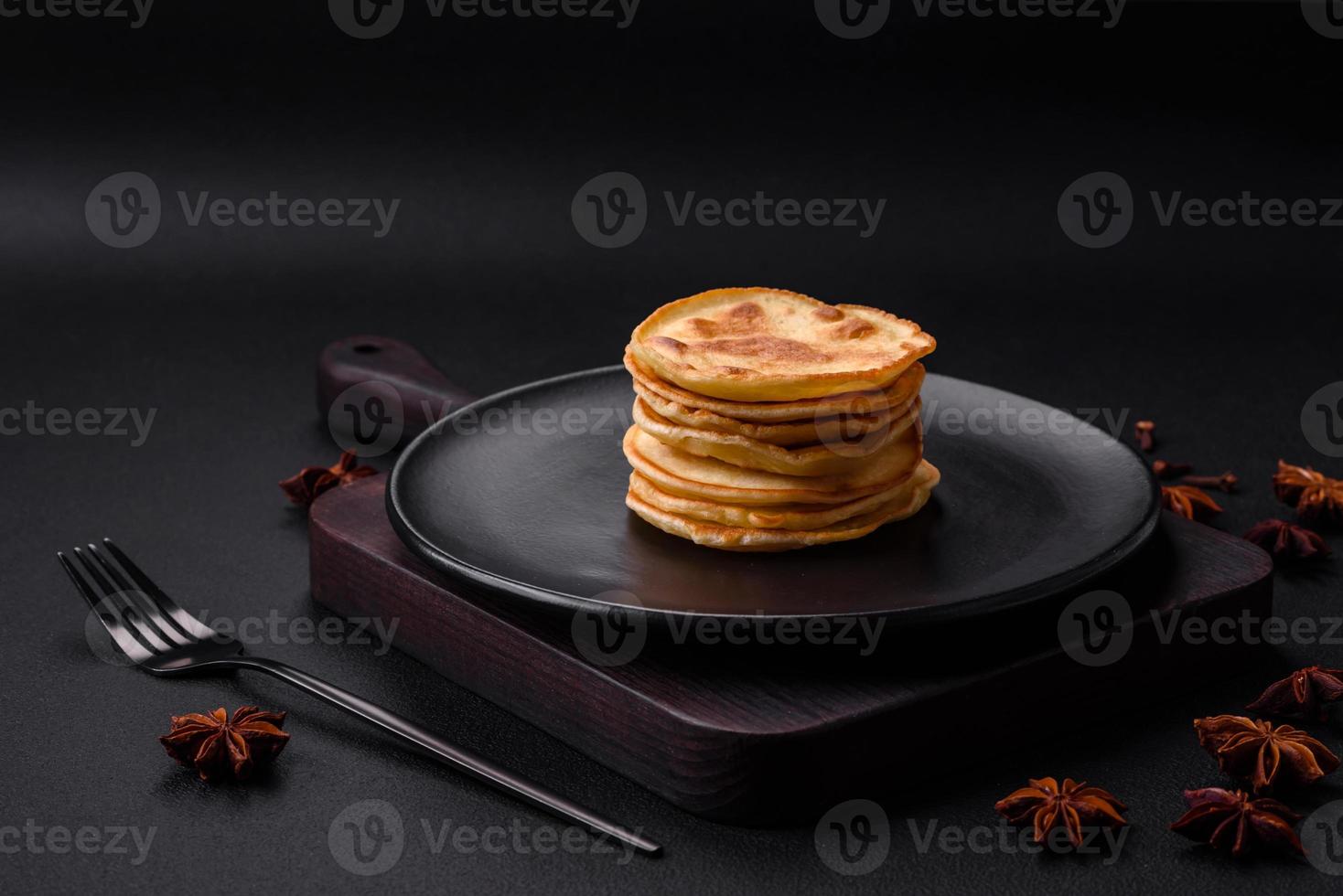 delizioso fresco Pancakes con bacca marmellata su un' nero ceramica piatto foto