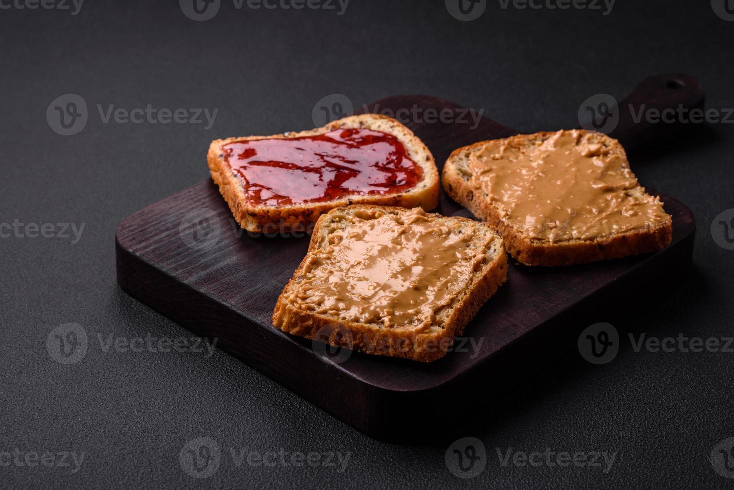 nutriente panini consistente di pane, lampone marmellata e arachide burro foto