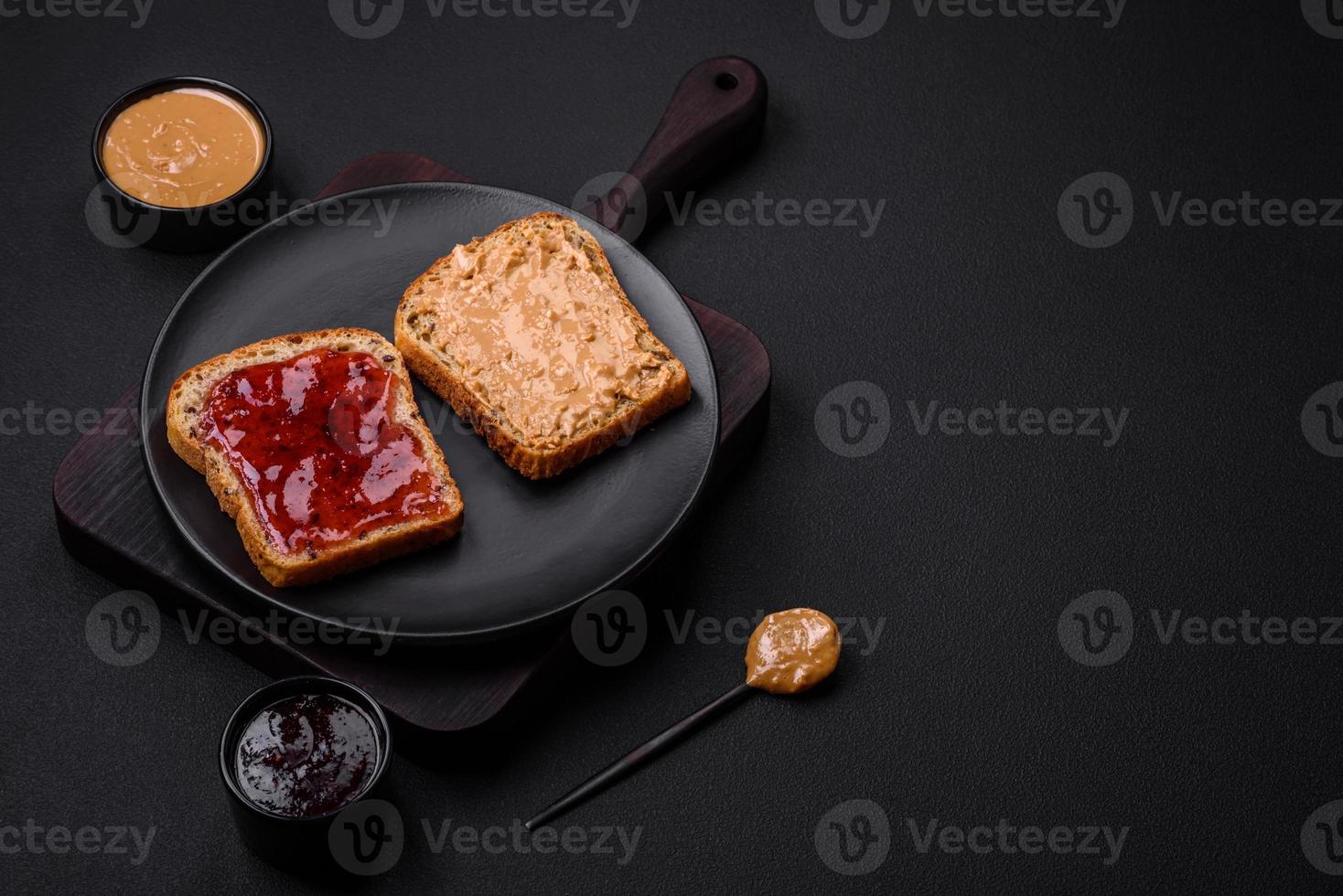 nutriente panini consistente di pane, lampone marmellata e arachide burro foto