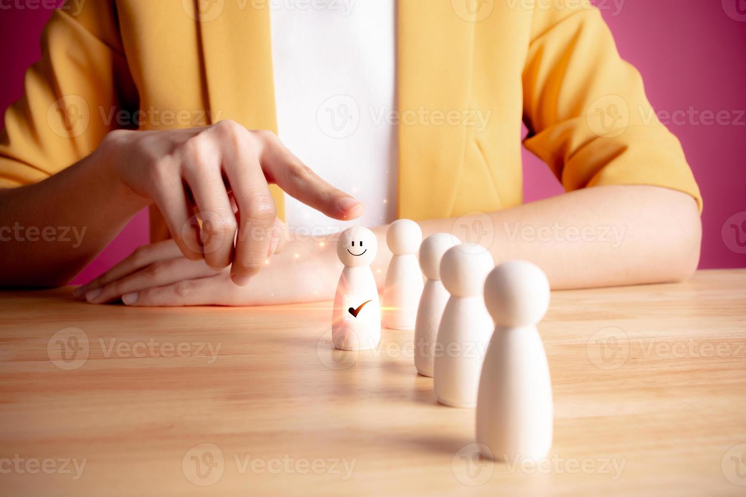 umano risorse ufficiale guardare per capo e Amministratore delegato concetto, hr manager mano o datore di lavoro sceglie prende nel mano dipendente. capo sta su a partire dal folla. guardare per bene lavoratore. ehm, hrd foto