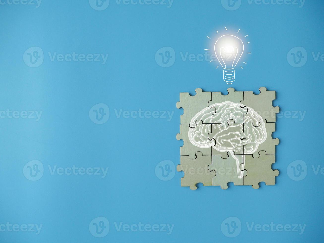 cervello su un' sega puzzle con lampadina idee ricerca per nuovo idee nel attività commerciale su un' blu sfondo foto