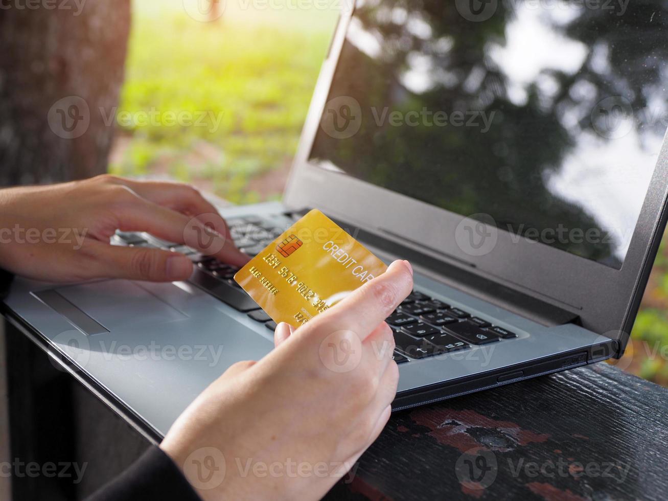 donna d'affari utilizzando credito carta pagare per prodotti attraverso il computer portatile in linea shopping .convenienza nel la spesa foto
