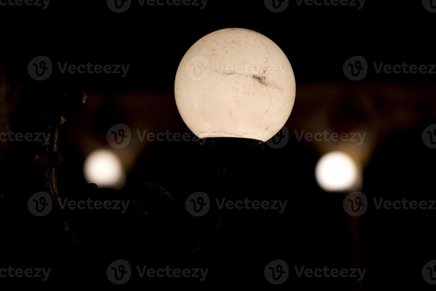 isolato libertà stile sferico lampada nel il nero sfondo foto