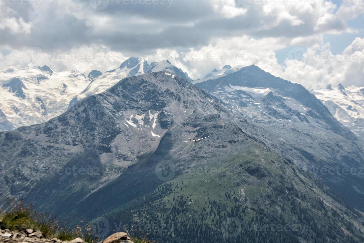aliante al di sopra di svizzero Alpi ghiacciaio Visualizza nel engadina foto
